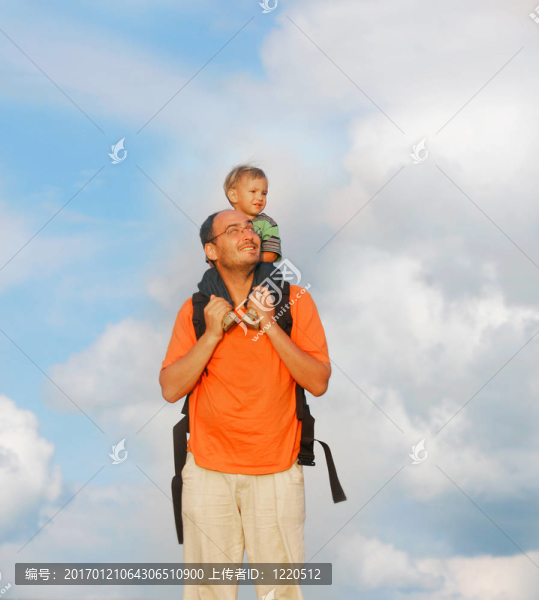 天空背景的父親和兒子