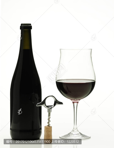 格拉斯和一瓶紅葡萄酒