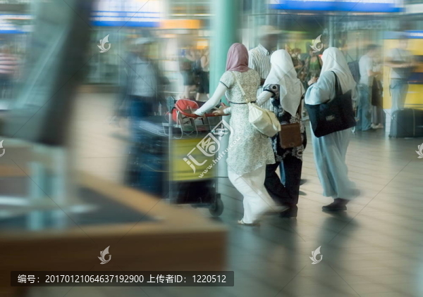 人們在機(jī)場旅行