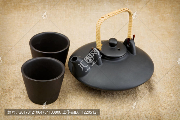 黑色陶瓷中國(guó)茶壺和杯子