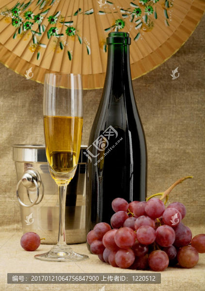 香檳酒瓶；桶；高腳杯和葡萄