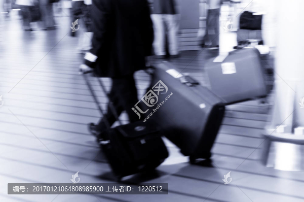 人們?cè)跈C(jī)場(chǎng)旅行