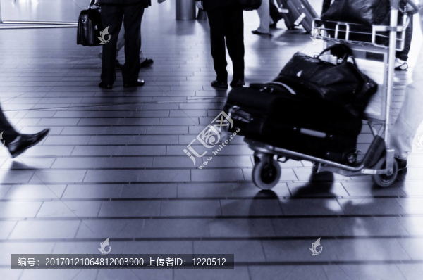 人們在機場旅行