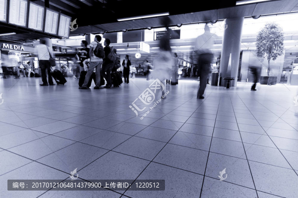 人們在機場旅行
