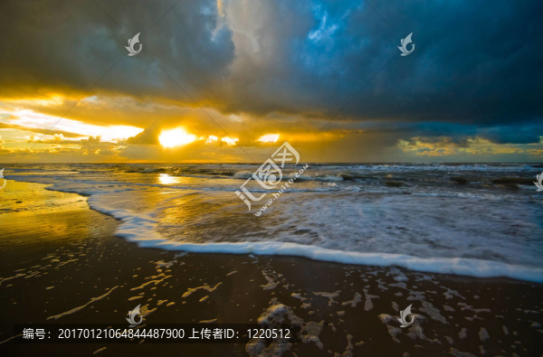 海灘上的美麗的日落
