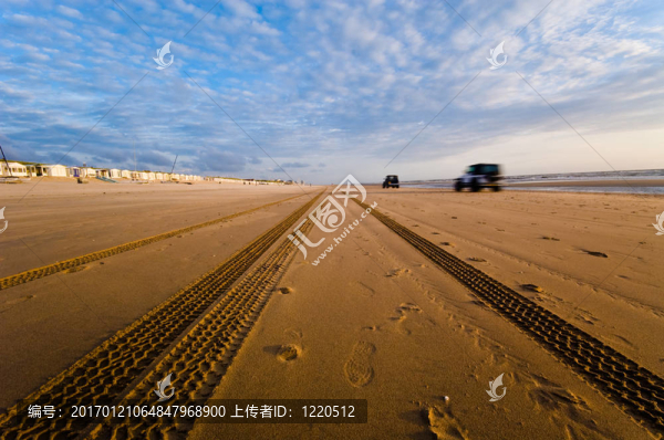 汽車在海灘上行駛