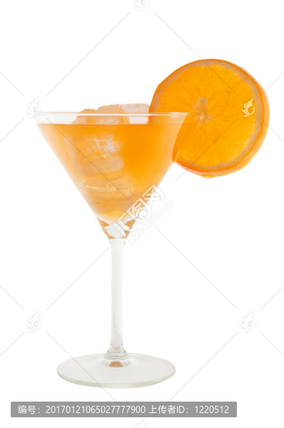 橙色雞尾酒配橙片和冰仔