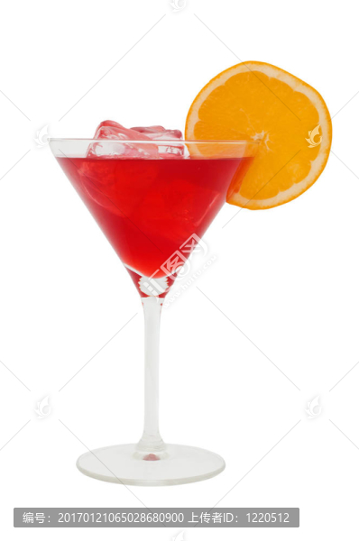 紅色的雞尾酒和一片橙子和冰塊