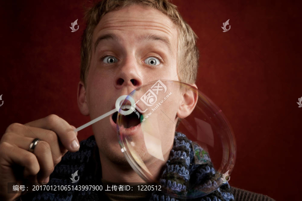 年輕人吹泡泡