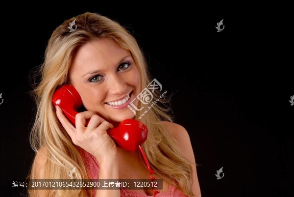 可愛的金發(fā)女孩在電話