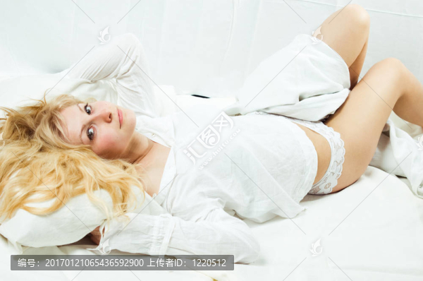 女孩在床上