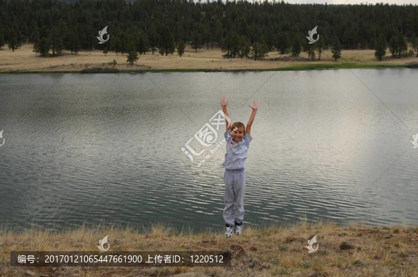 男孩在湖心島跳