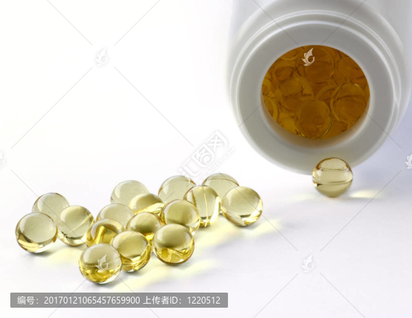 白色背景下的閃亮黃色藥丸