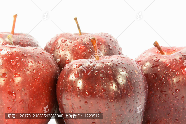 五個(gè)紅蘋果被水滴覆蓋。