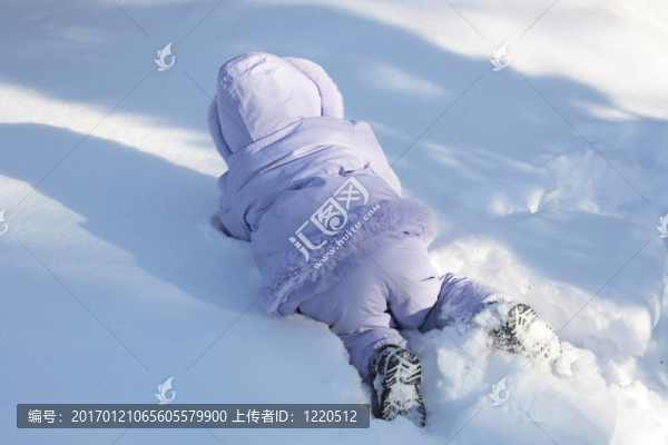 在雪中玩耍的孩子。