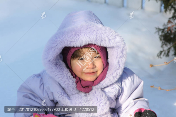 青春在雪中玩耍。