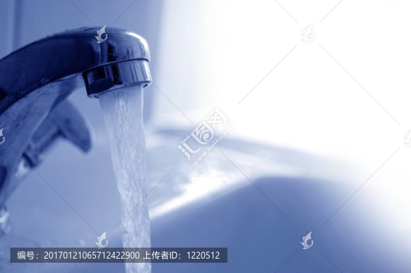 從水龍頭流出的水