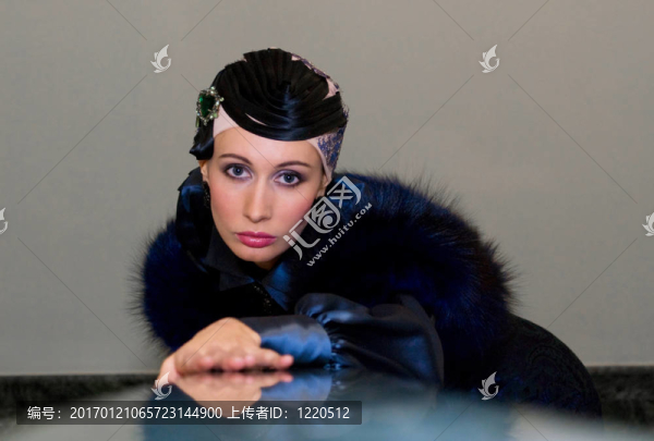 灰色背景上的女孩