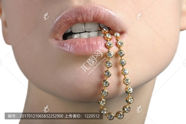 女子在她的嘴里捧著手鐲