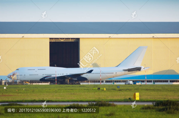 飛機(jī)在機(jī)庫(kù)