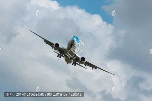 飛機接近