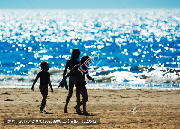 海灘上的孩子們