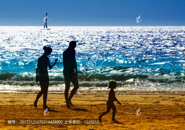 海灘上的家庭