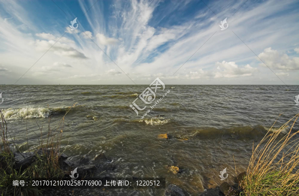 天空和水