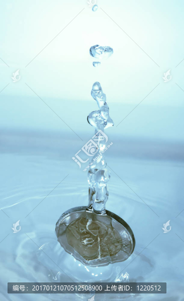 水里的硬幣