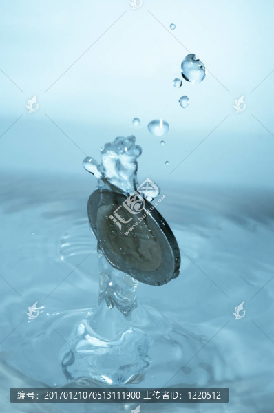水里的硬幣