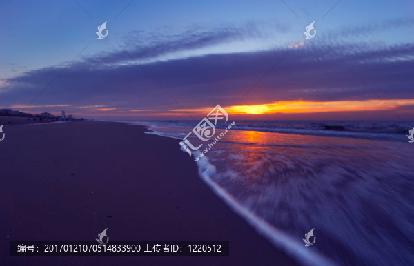 沿著海灘