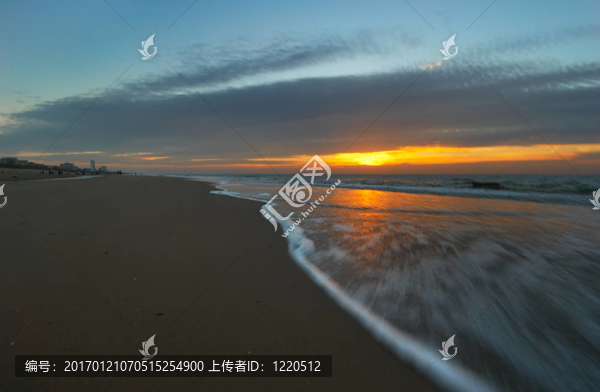 沿著海灘