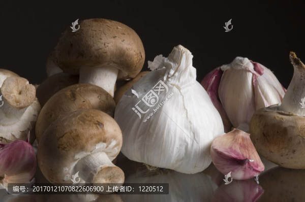 褐蘑菇和大蒜