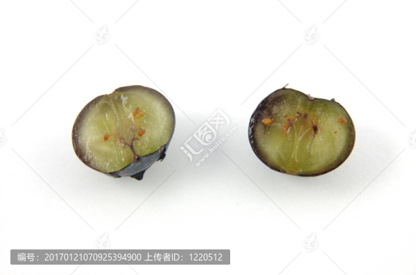 藍(lán)莓切成一半