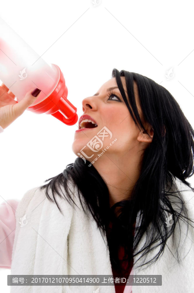女人以白色背景更新的肖像