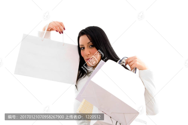 女人在白色背景上展示購物袋的肖像