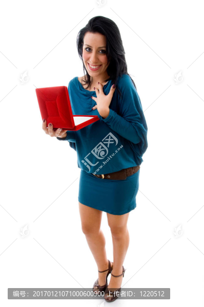 在白色背景的盒子與女人的正面視圖