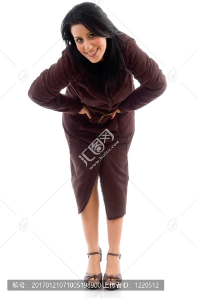 在一個孤立的背景下穿大衣的女人的正面觀