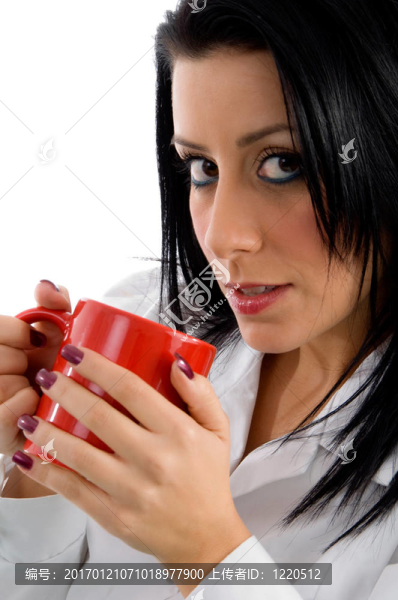 白色背景下女性醫(yī)生抱杯的側(cè)面圖
