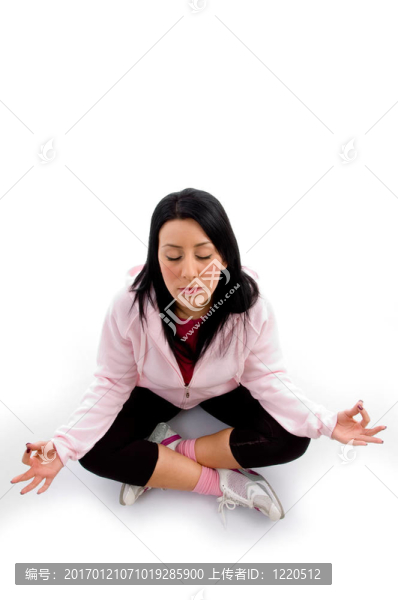 模特在白色背景下冥想的俯視圖