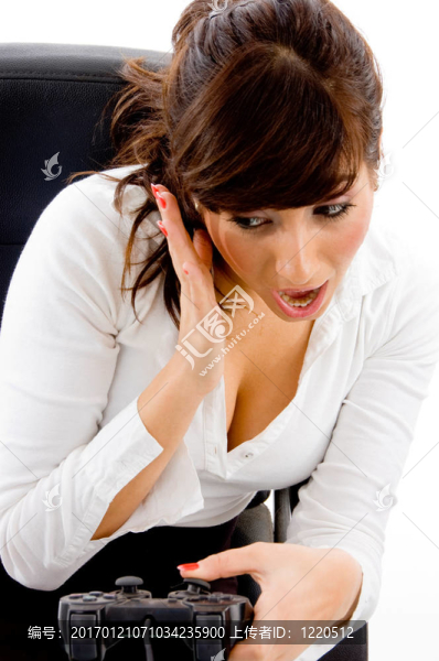 從遠(yuǎn)程震驚的女人的前視圖