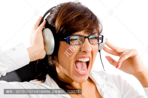 呼喊女人聽音樂的肖像