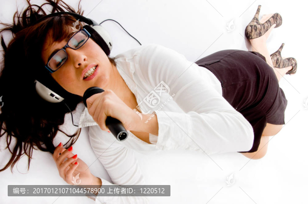 歌唱女性聽(tīng)音樂(lè)的俯視圖
