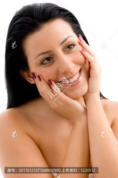 微笑女性在溫泉中撫摸她的肖像