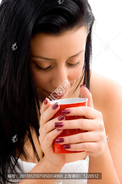 孤立背景下的女性手持咖啡杯的俯視圖