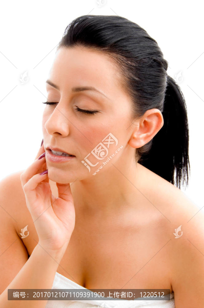 在一個孤立的背景下閉著眼睛的女人的俯視圖