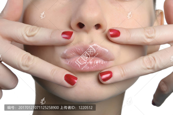 女人的臉上吻了