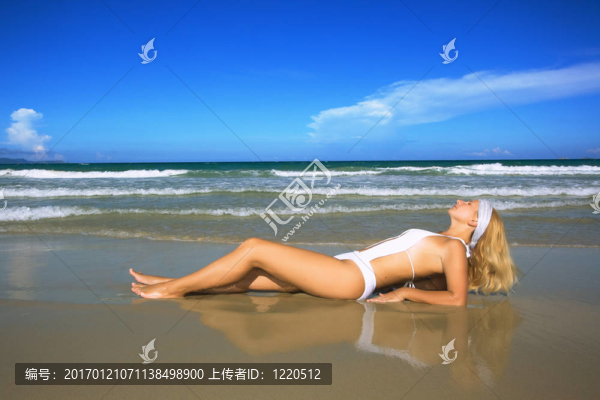 年輕女子在海灘上的倒影