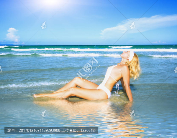 年輕女子在海灘上的倒影