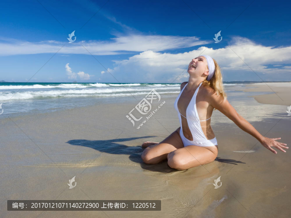 海灘上的年輕女人